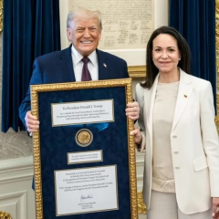 Трамп з Нобелівською медаллю миру