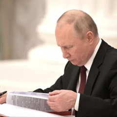 Росія продає золоті запаси та заборгувала ВПК