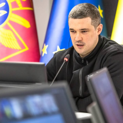 Флаги Украины и Швеции на фоне