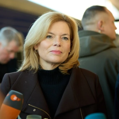 Юлія Кльокнер на фоні Києва
