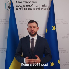 Женщина помогает нуждающемуся человеку