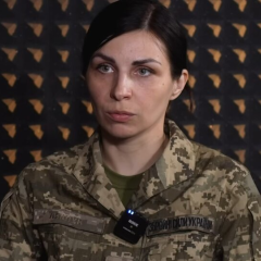 Чоловік віддає телефон для безпеки