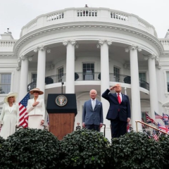 Мелания Трамп и королева Камилла в розовых платьях