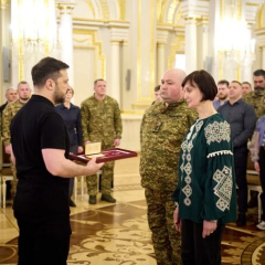 Вручение 'Золотых звезд' семьям героев