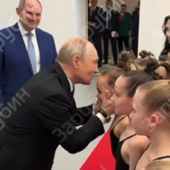 Путін цілує дитину, російська довіра падає