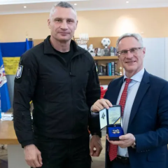 Кличко вручає нагороду посла Ізраїлю