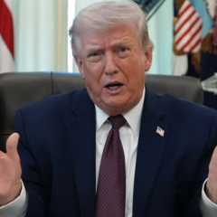  Трамп на фоне долларовых купюр