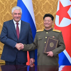 Российский и корейский флаги на встрече