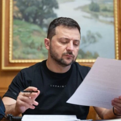 Зеленский подписывает соглашение о границах