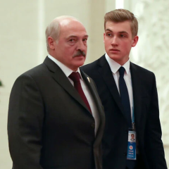 Лукашенко з сином на фоні університету