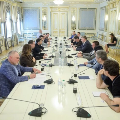 Зеленский проводит закрытую встречу с Слугой народа