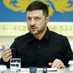 Зеленский слушает переговорщиков перед мирными переговорами 2026