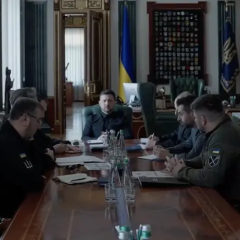 Зеленський слухає доповідь переговорників