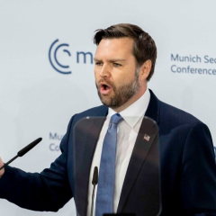 Вице-президент США призывает к миру