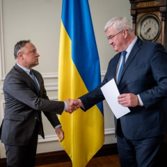 Прапор України на тлі глобуса