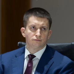 Портрет Виктора Дубовика на фоне АРМА