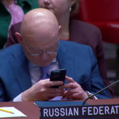 Российский дипломат отвлекается на телефон в ООН