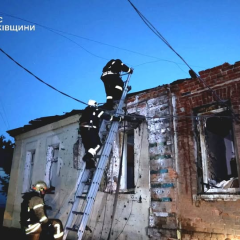 Російський безпілотник атакує житловий будинок