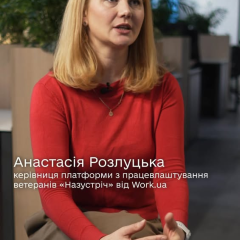 Человек с инвалидностью занимается работой на платформе