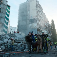 Пожарные помогают во время спасательной операции