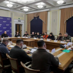 Женщина включает выключатель в квартире
