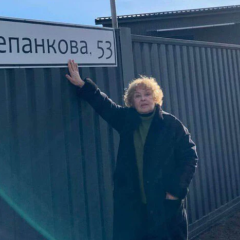 Ада Роговцева біля скульптури чоловіка