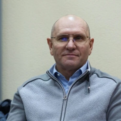 На авто та фірмі родича
