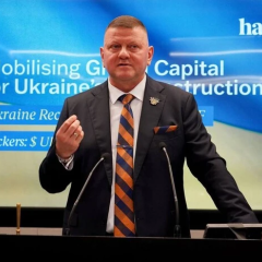 Валерій Залужний на фоні технологій