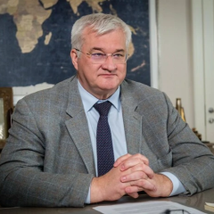 Логотип МЗС України та гаманець з грошима