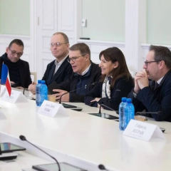 Отправка 8 генераторов из Парижа в Киев