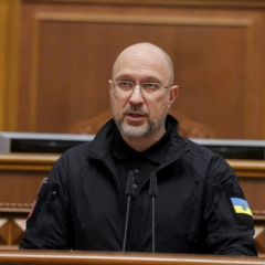 Логотипы Укрзалізницы и Нафтогаза