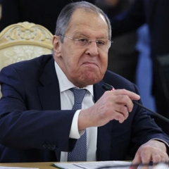 Фото Лаврова с микрофонами на брифинге