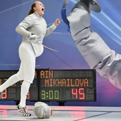 Логотипи FIE та UWW на фоні прапорів