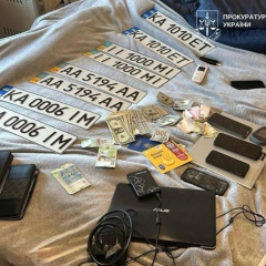 Суд у Києві розглядає справу про незаконну торгівлю номерами