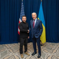 Долларовая купюра на фоне флага Украины