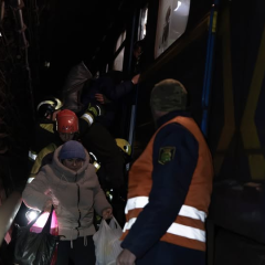 Люди выводят из поездов метро