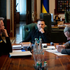 Флаг Украины на фоне Европейского союза