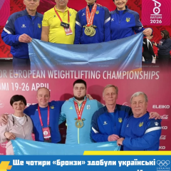 Сборная Украины по тяжелой атлетике на пьедестале