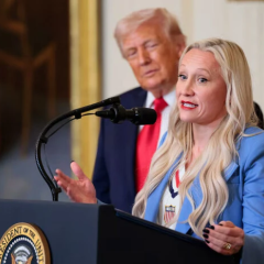 Бобслеїстка вручає Трампу орден Іккоса