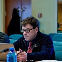 Логотипи потенційних інвесторів на столі