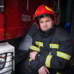Спасатель МЧС на фоне разрушений