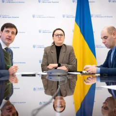 Група людей збирає врожай на фермі