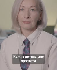 Соціальний працівник розмовляє з батьками