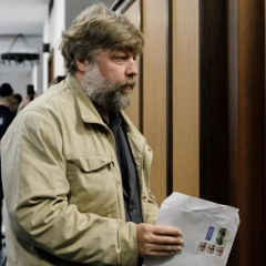 Археолог на фоні українського прапору
