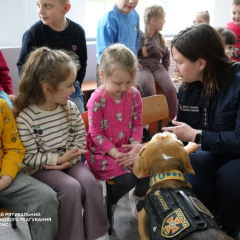 Rescuers with dog Toto teach children safety