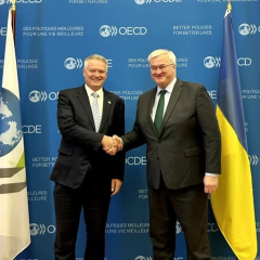 Двоє чоловіків обговорюють відкриття офісу
