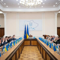 Логотип Держпраці на фоне цифровых технологий