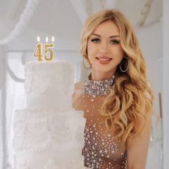 Певица Валевская на сцене