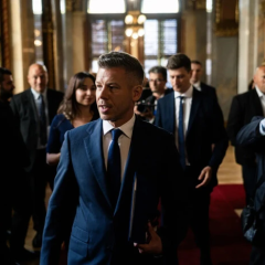 Новый премьер требует отставки президента