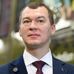 Людина з документами в руках